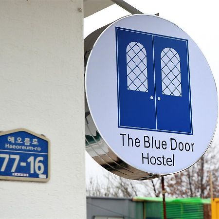 Blue Door Hostel Guesthouse Сокчхо Екстер'єр фото