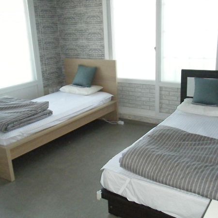 Blue Door Hostel Guesthouse Сокчхо Екстер'єр фото