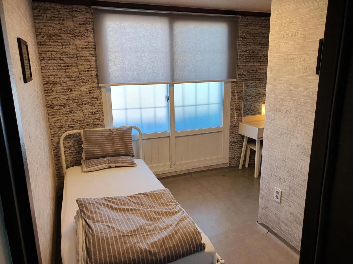Blue Door Hostel Guesthouse Сокчхо Екстер'єр фото