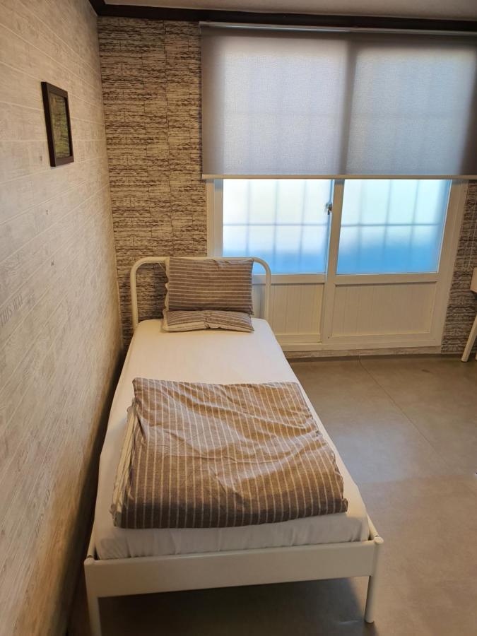Blue Door Hostel Guesthouse Сокчхо Екстер'єр фото
