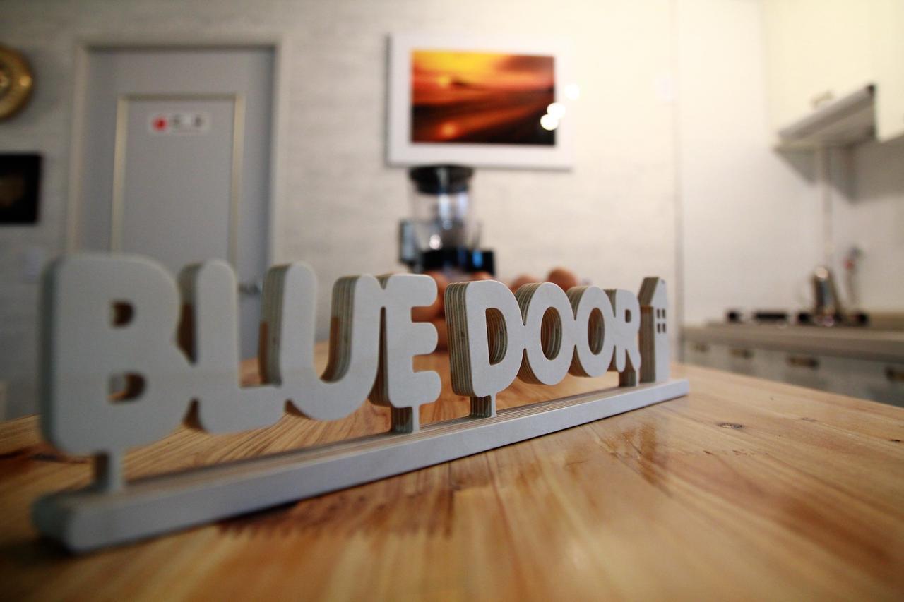 Blue Door Hostel Guesthouse Сокчхо Екстер'єр фото