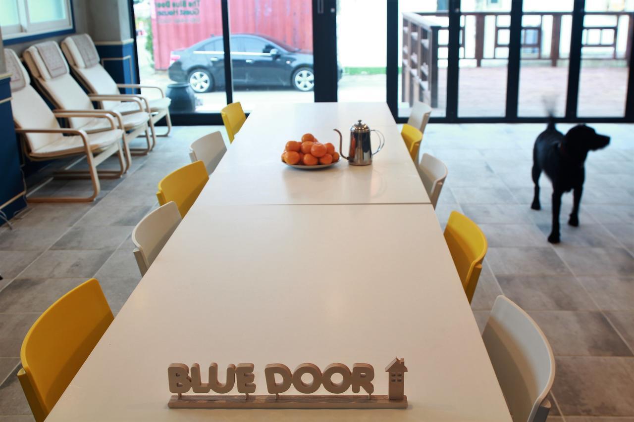 Blue Door Hostel Guesthouse Сокчхо Екстер'єр фото