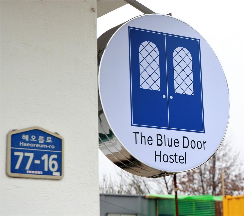 Blue Door Hostel Guesthouse Сокчхо Екстер'єр фото