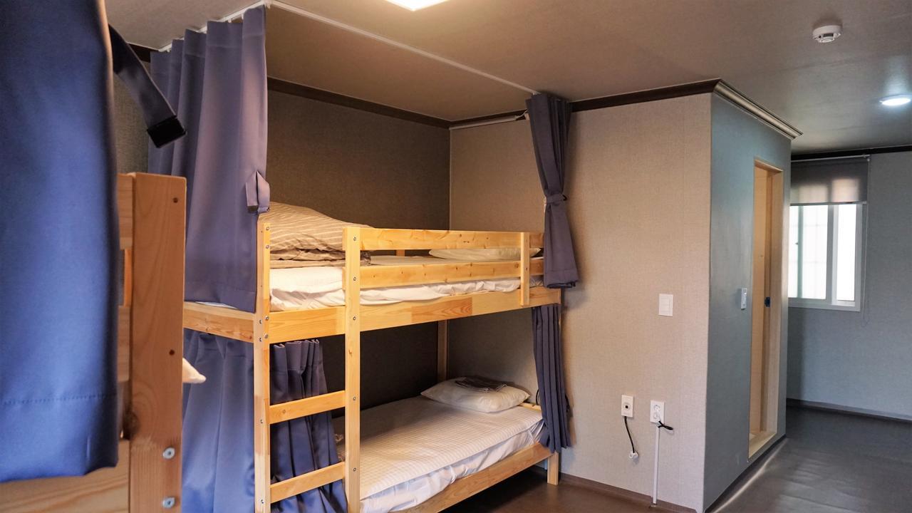 Blue Door Hostel Guesthouse Сокчхо Екстер'єр фото