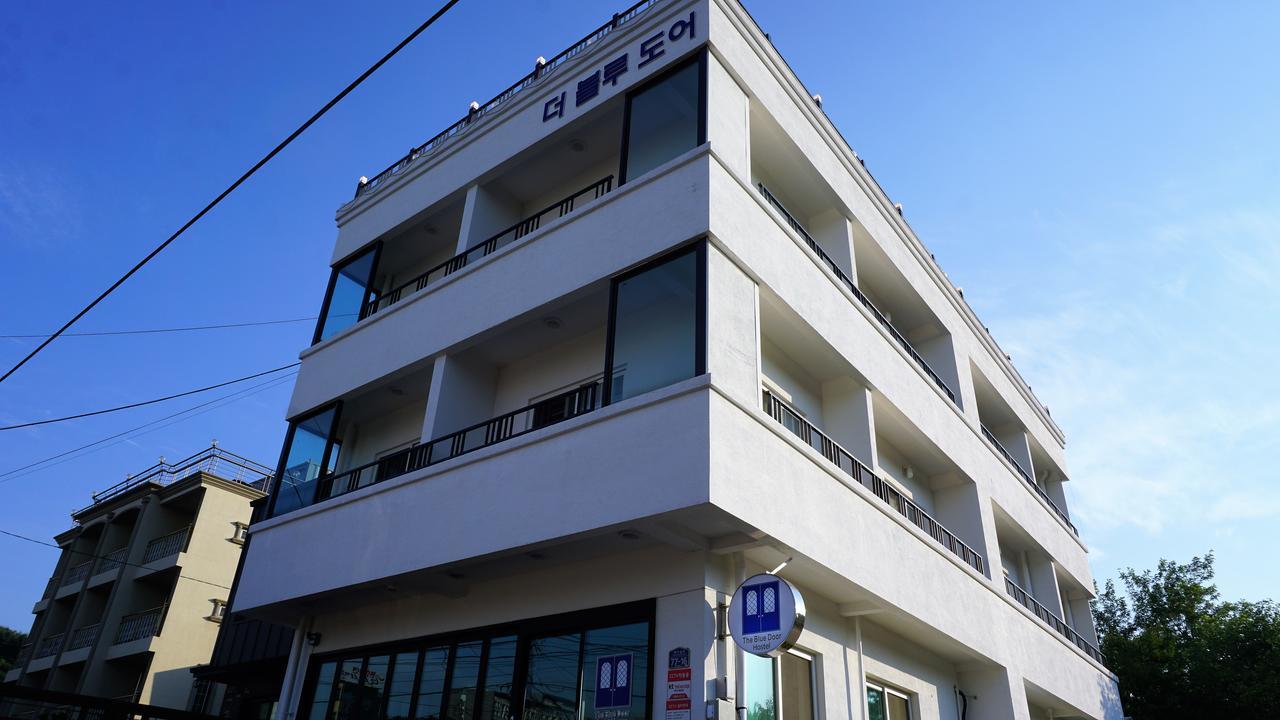 Blue Door Hostel Guesthouse Сокчхо Екстер'єр фото