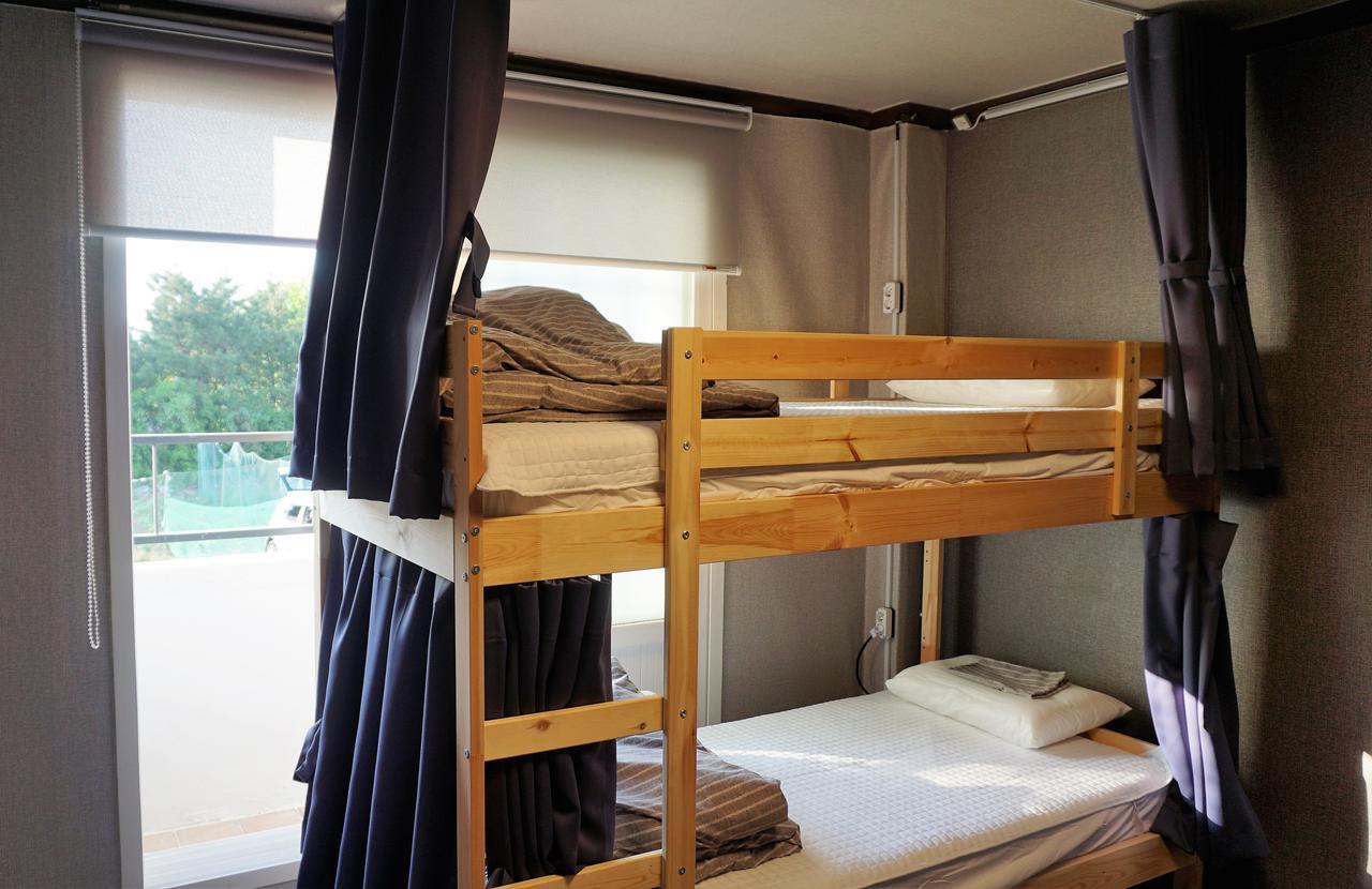 Blue Door Hostel Guesthouse Сокчхо Екстер'єр фото