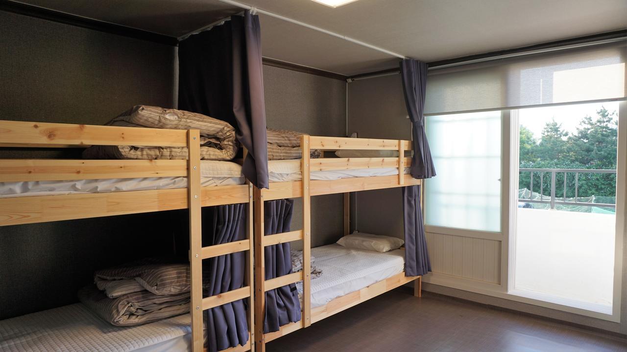 Blue Door Hostel Guesthouse Сокчхо Екстер'єр фото