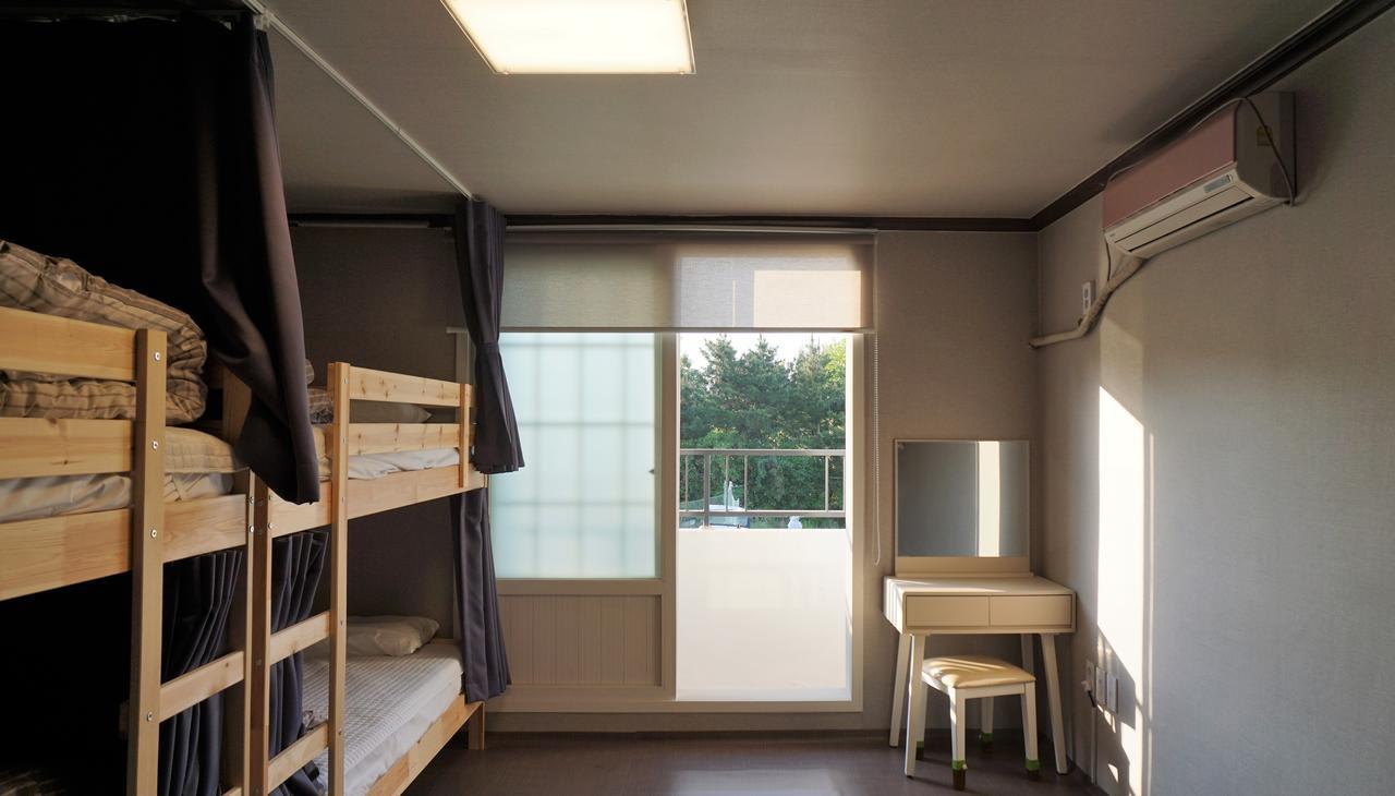 Blue Door Hostel Guesthouse Сокчхо Екстер'єр фото