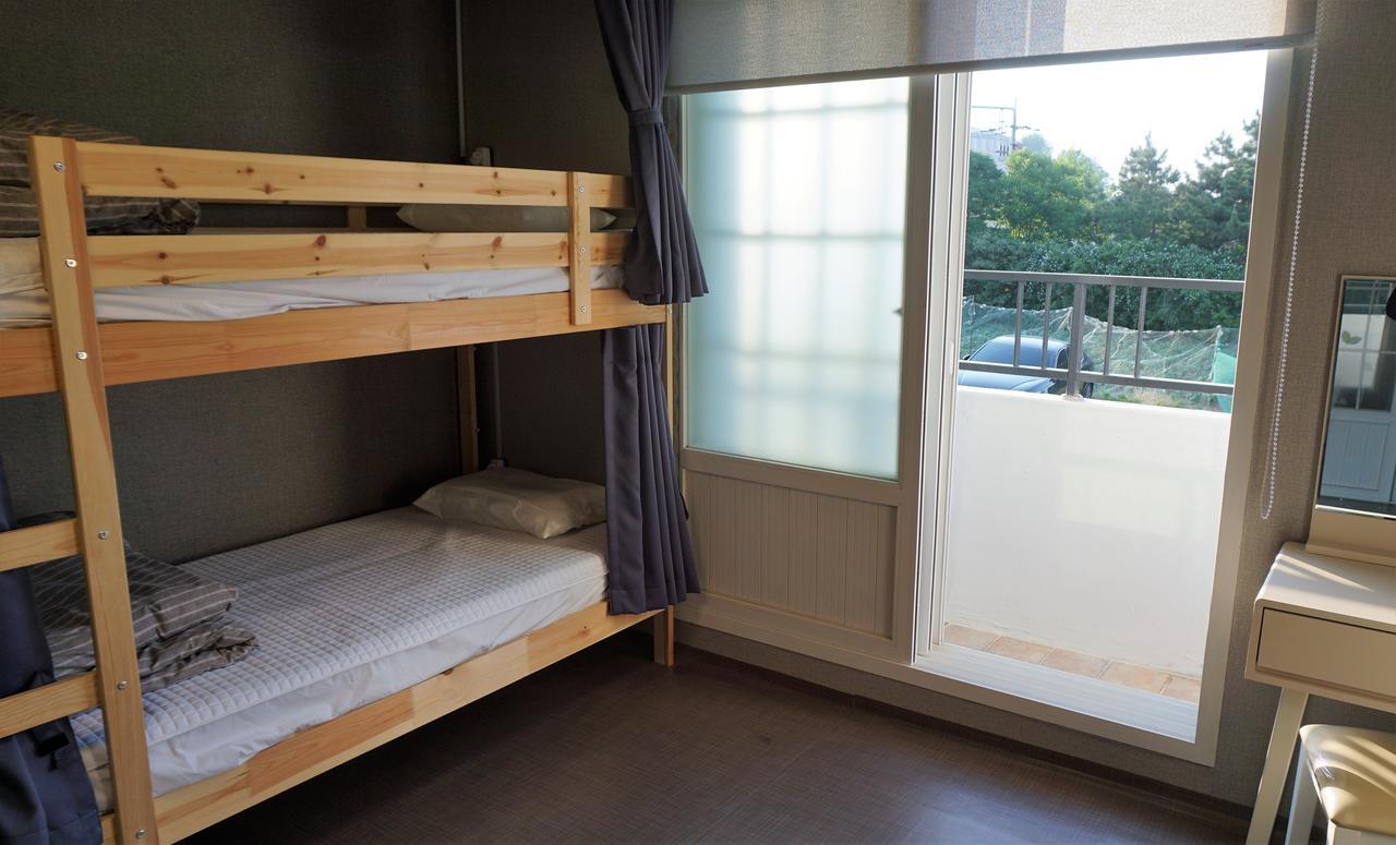 Blue Door Hostel Guesthouse Сокчхо Екстер'єр фото