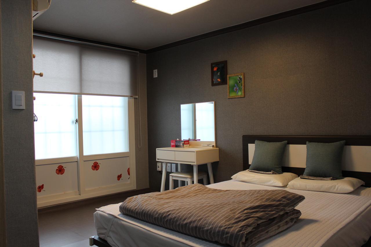 Blue Door Hostel Guesthouse Сокчхо Екстер'єр фото