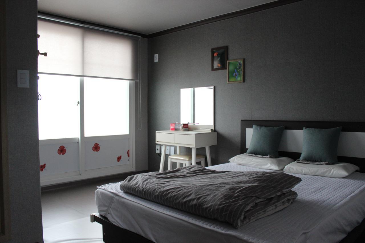 Blue Door Hostel Guesthouse Сокчхо Екстер'єр фото