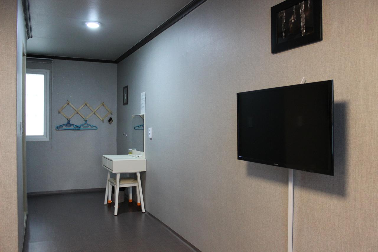 Blue Door Hostel Guesthouse Сокчхо Екстер'єр фото