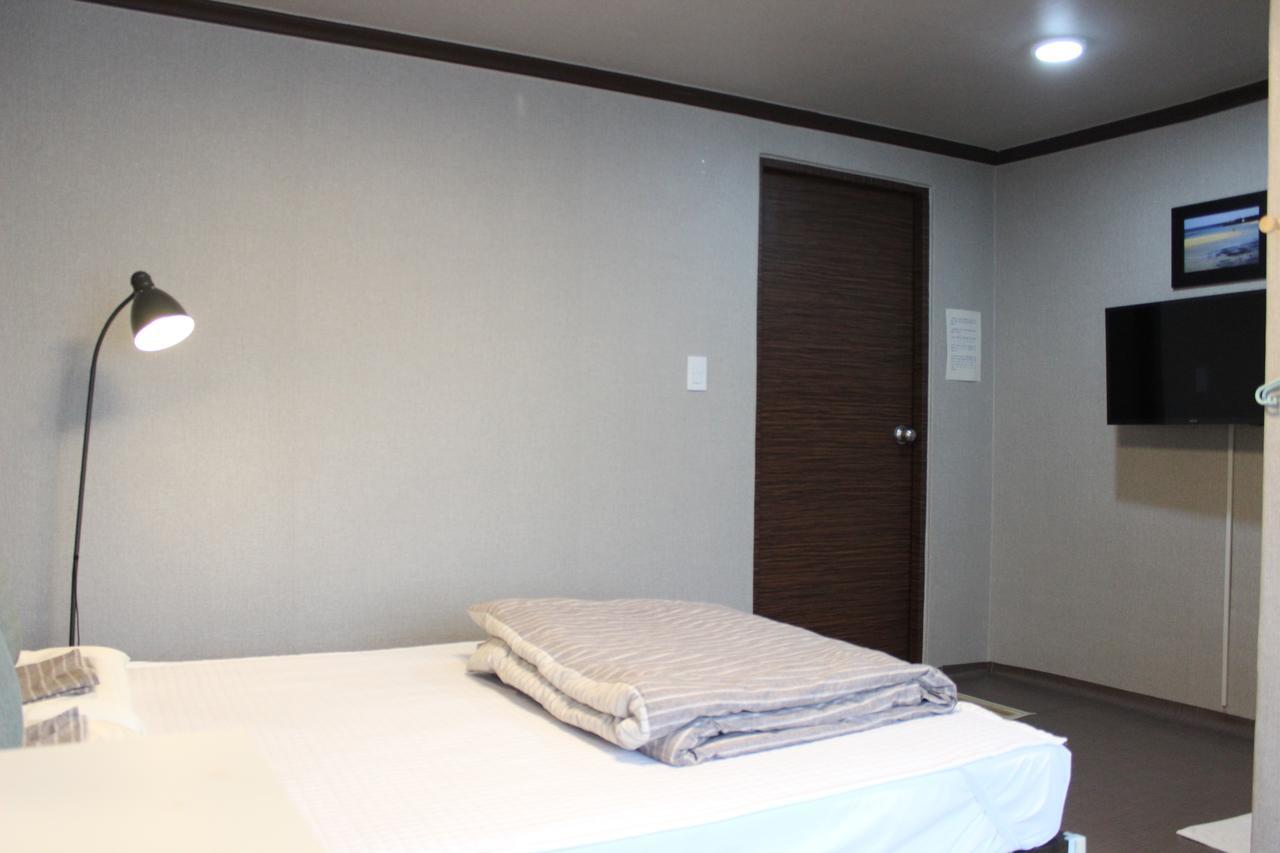 Blue Door Hostel Guesthouse Сокчхо Екстер'єр фото