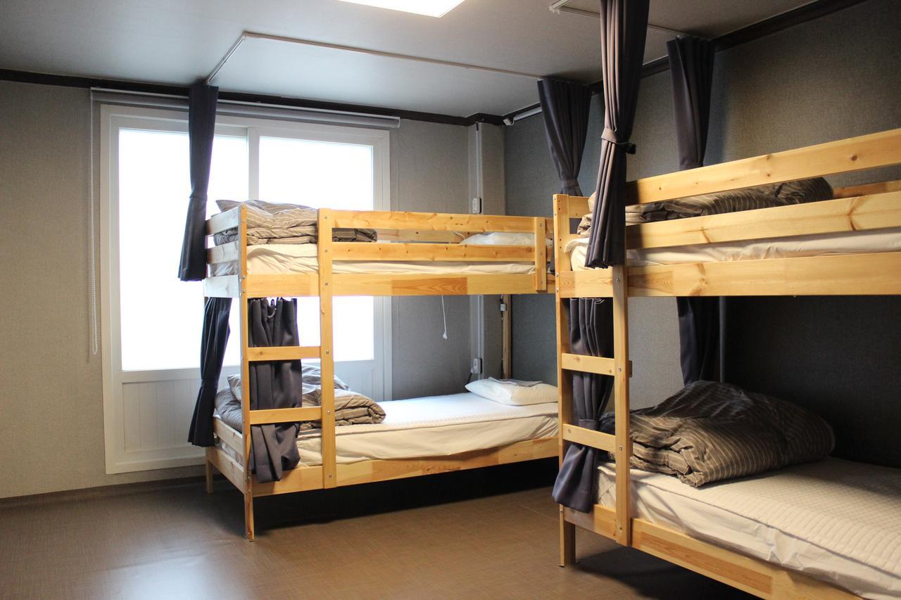 Blue Door Hostel Guesthouse Сокчхо Екстер'єр фото