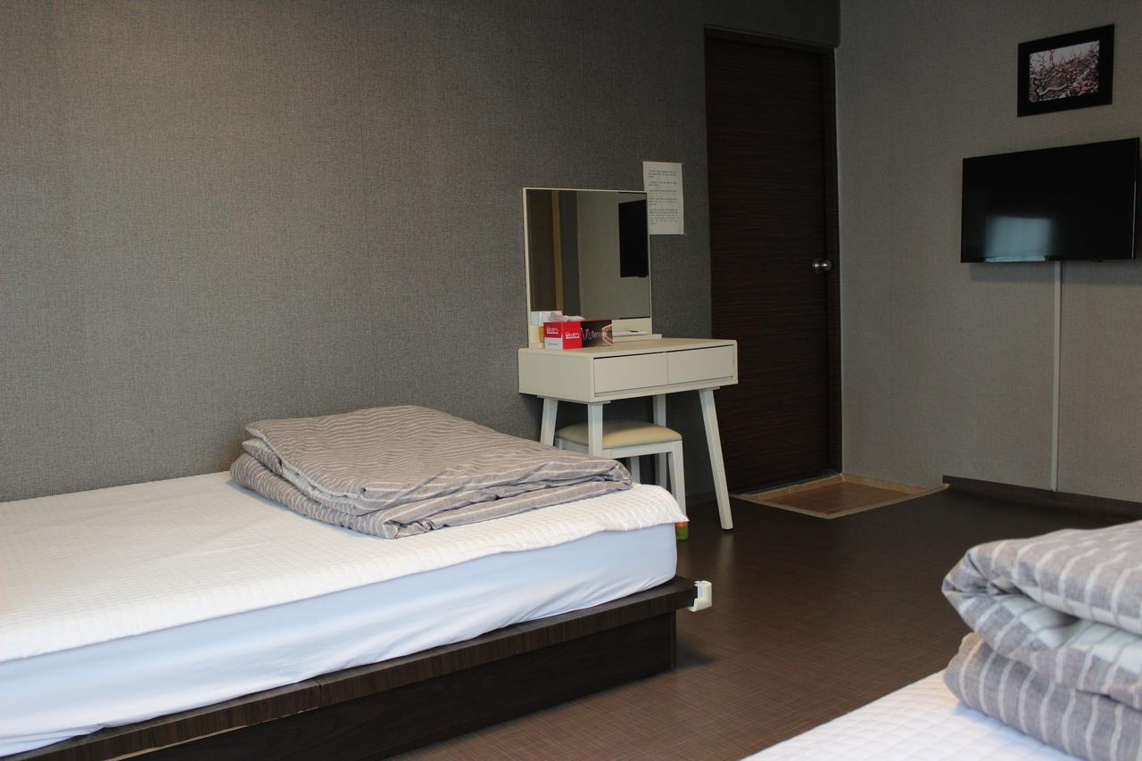 Blue Door Hostel Guesthouse Сокчхо Екстер'єр фото