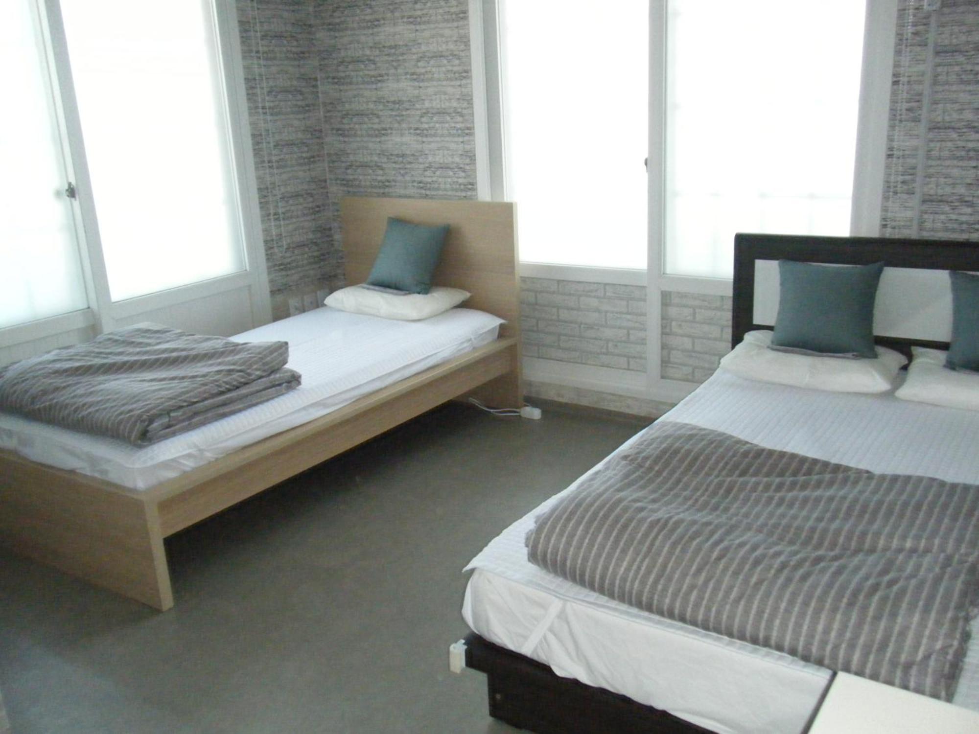Blue Door Hostel Guesthouse Сокчхо Екстер'єр фото